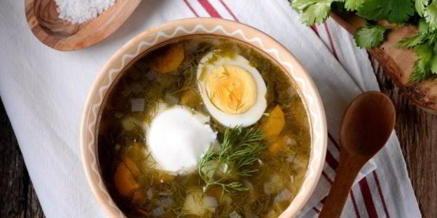 зеленые щи со щавелем и яйцом