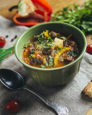 Шурпа из говядины в кастрюле