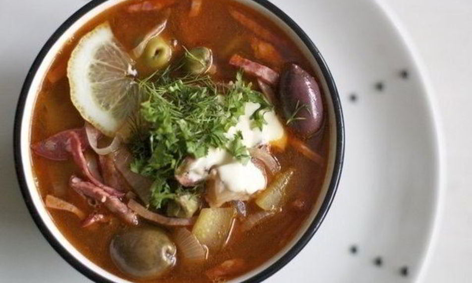 Рецепт мясной солянки с каперсами и солеными огурцами