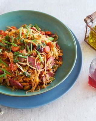 Простая солянка из молодой капусты с копченостями