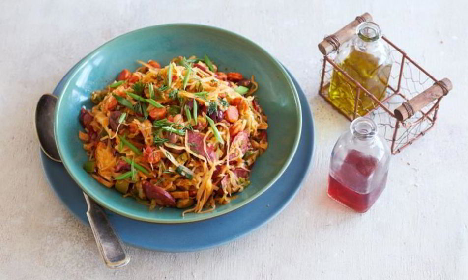 Рецепт простой солянки из молодой капусты с копченостями