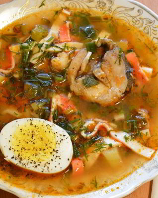 Рыбная солянка с крабовыми палочками