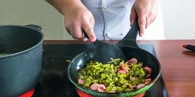 сборная солянка с грудинкой, курицей и сосисками
