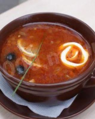 Солянка классическая с мясным набором и маслинами и огурцами