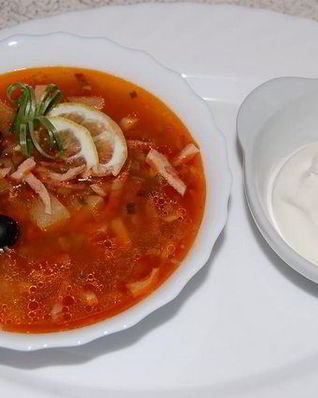 Солянка с колбасой и капустой