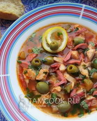 Солянка с колбасой и курицей