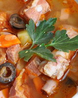 Солянка с копчеными ребрами