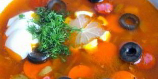 солянка с лимоном и оливками