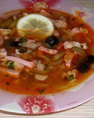 Солянка с мясом и колбасой
