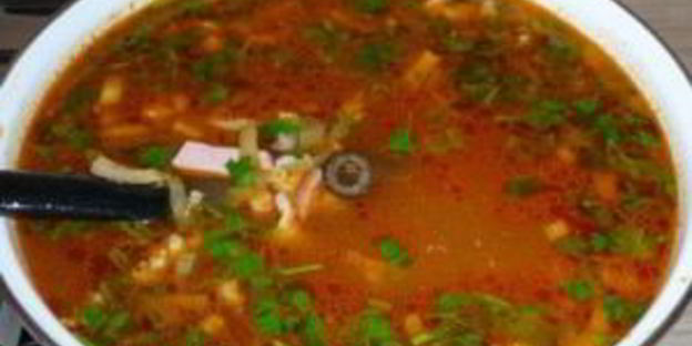 солянка с мясом и колбасой