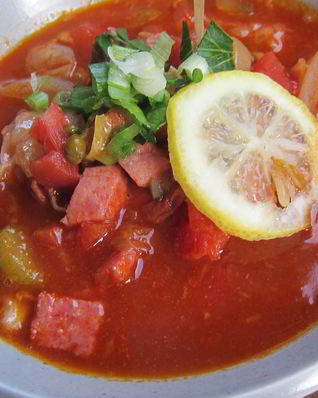 Солянка с оливками и колбасой