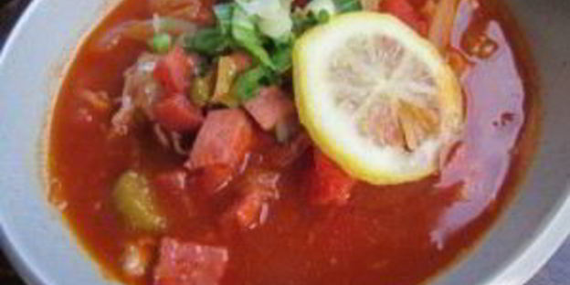 солянка с оливками и колбасой