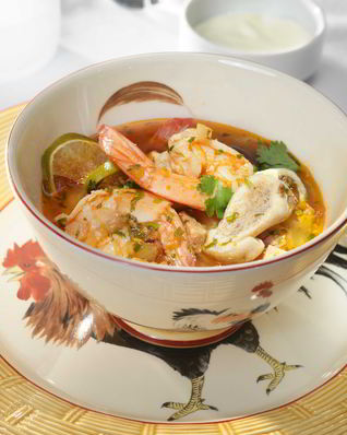 Солянка с пастой том-ям и лимонной травой