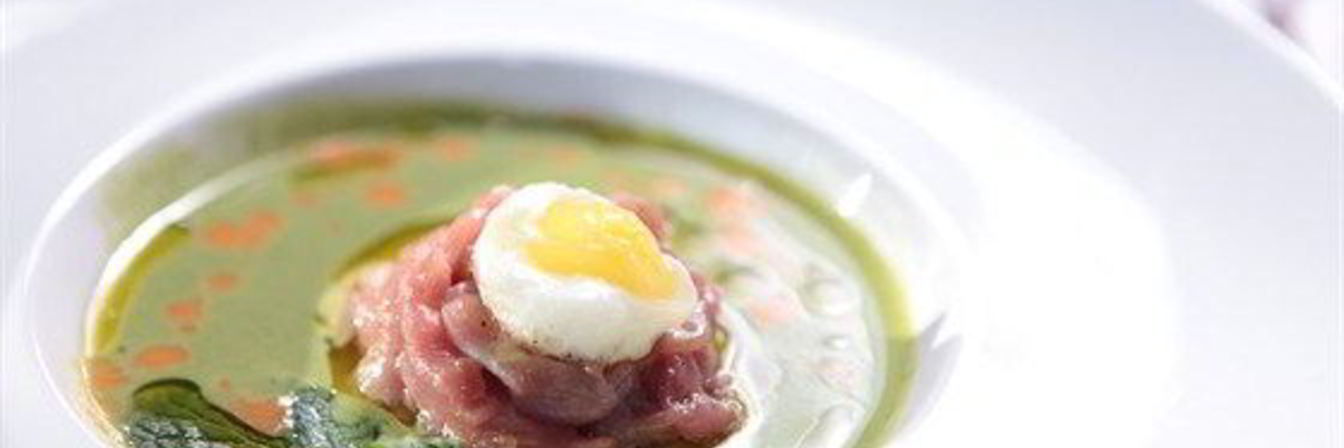 Суп из шпината с тартаром из молодого теленка