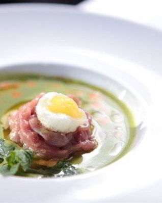 Суп из шпината с тартаром из молодого теленка