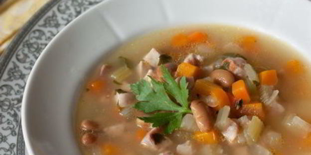 суп из ветчины с фасолью