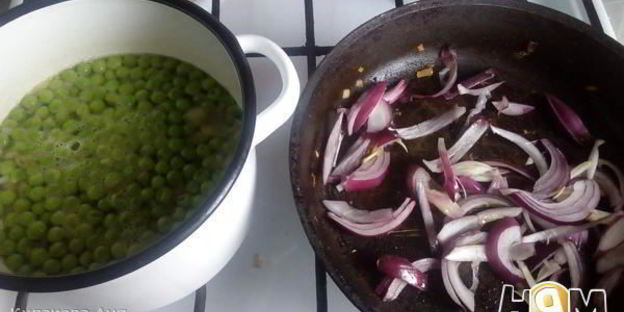 гороховый суп-пюре с красным луком