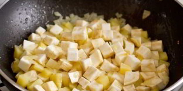 суп-пюре из корневого сельдерея с голубым сыром