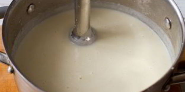 суп-пюре из корневого сельдерея с голубым сыром