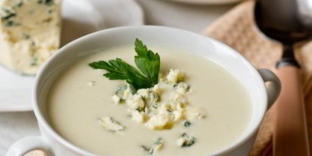 суп-пюре из корневого сельдерея с голубым сыром