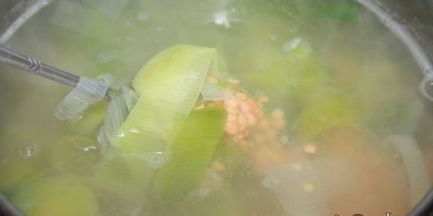 суп-пюре из лука порея и чечевицы