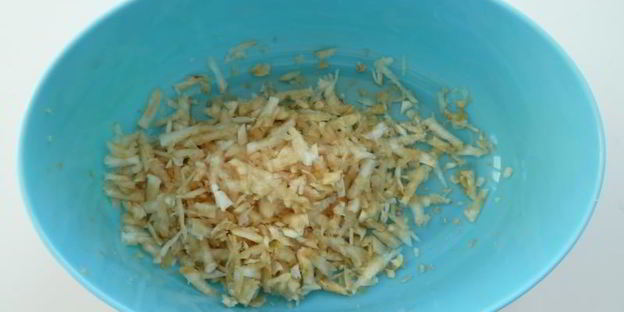 суп пюре из сельдерея с твердым сыром и сметаной