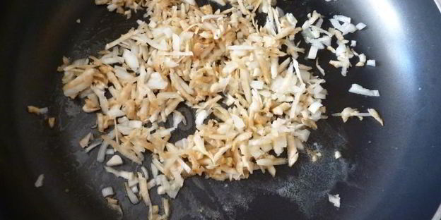 суп пюре из сельдерея с твердым сыром и сметаной