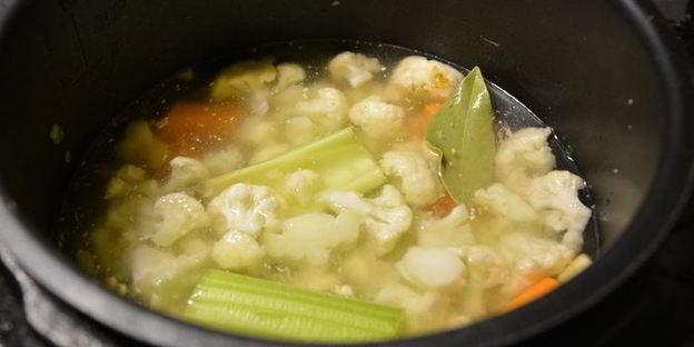 суп-пюре из цветной капусты с нутом