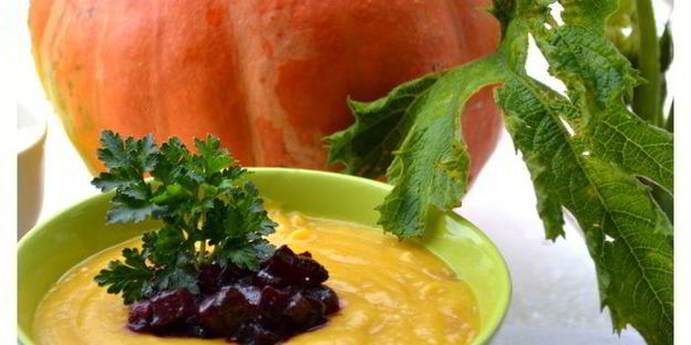 тыквенный суп-пюре с карамелизованной свеклой и золотистым луком