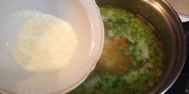 суп с манкой и зеленым горошком