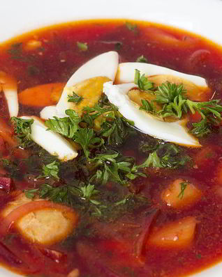 Горячий свекольник на курином бульоне