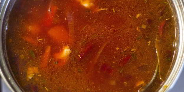 горячий свекольник на курином бульоне