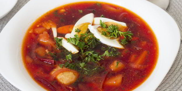 горячий свекольник на курином бульоне