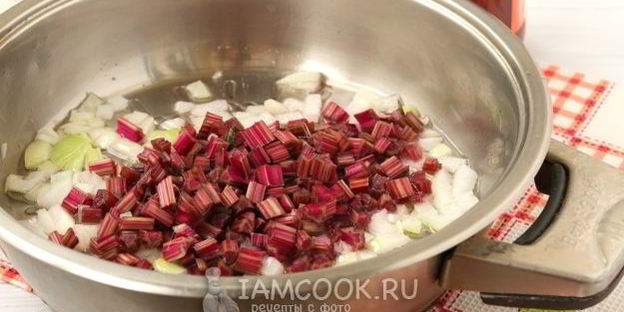 горячий свекольник с ботвой