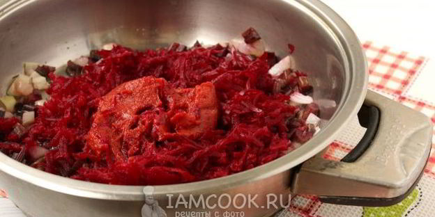 горячий свекольник с ботвой
