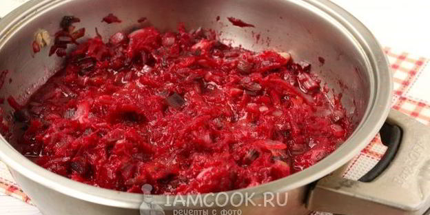 горячий свекольник с ботвой