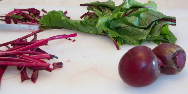 холодный свекольник с ботвой