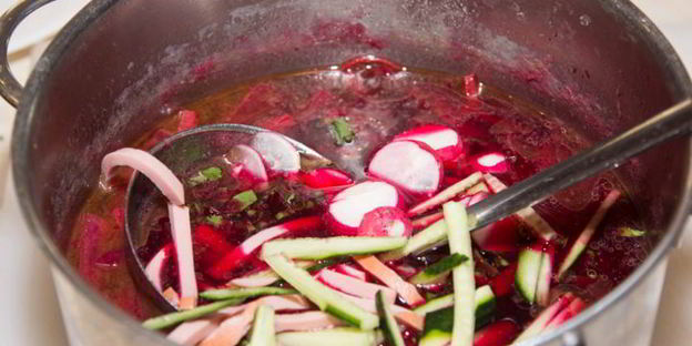 холодный свекольник с ботвой