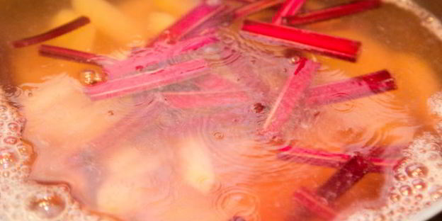 холодный свекольник с ботвой