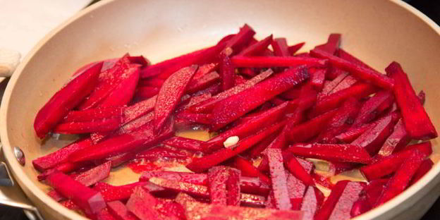 холодный свекольник с ботвой