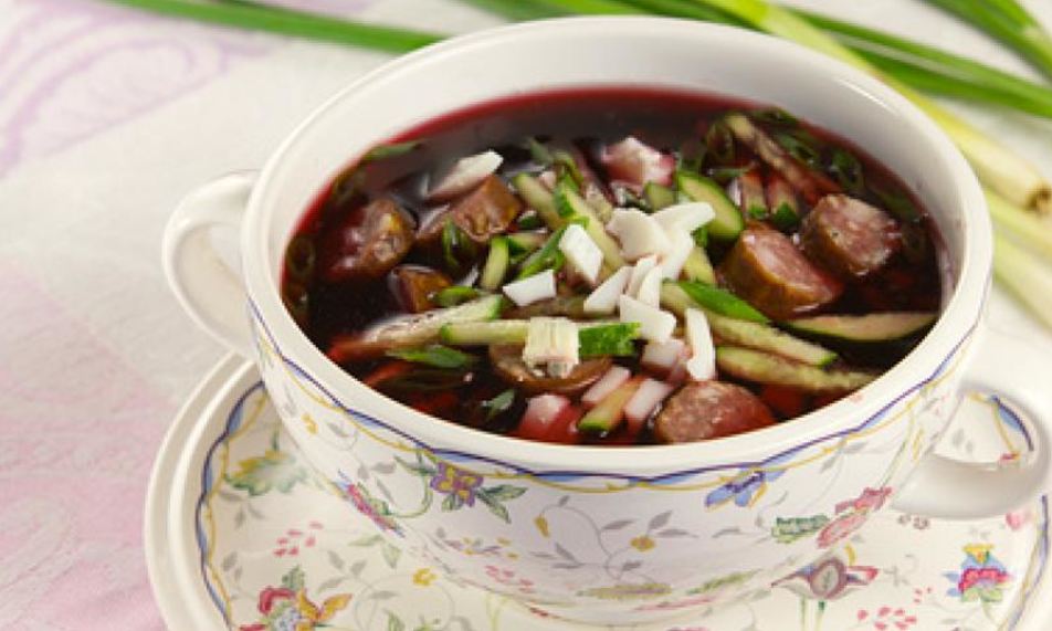 Рецепт холодного свекольника с колбасками