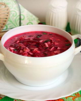 Холодный свекольник с курицей на сметане и минеральной воде