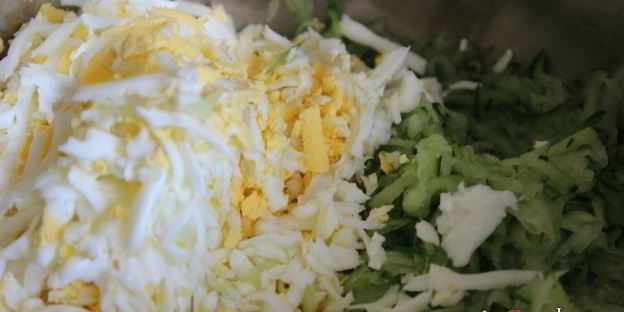 холодный свекольник с курицей на сметане и минеральной воде