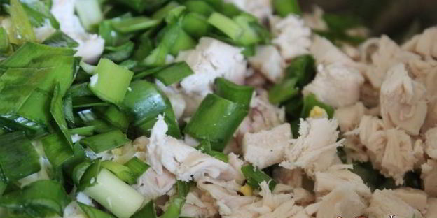 холодный свекольник с курицей на сметане и минеральной воде