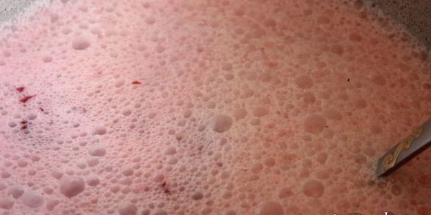 холодный свекольник с курицей на сметане и минеральной воде