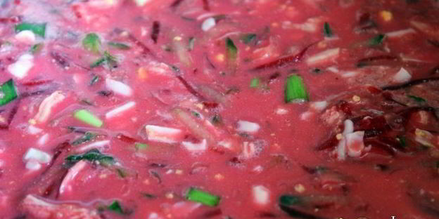 холодный свекольник с курицей на сметане и минеральной воде