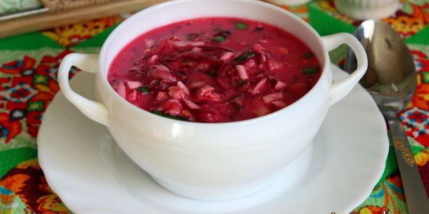 холодный свекольник с курицей на сметане и минеральной воде