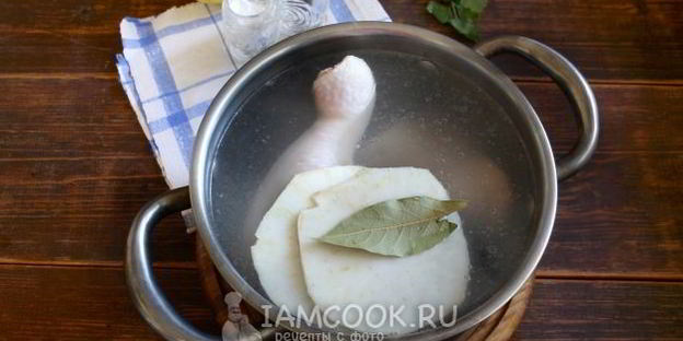 классический горячий свекольник с курицей