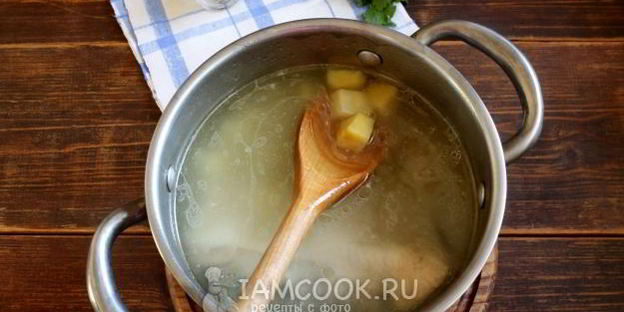 классический горячий свекольник с курицей