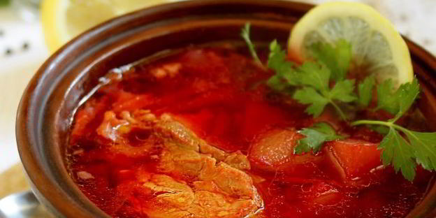 классический горячий свекольник с курицей